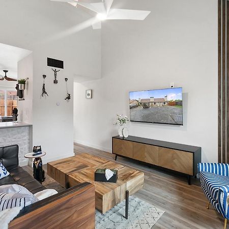Contemporary Couples Getaway Near Austin Favorites - Loft 21 Apartment Exterior photo