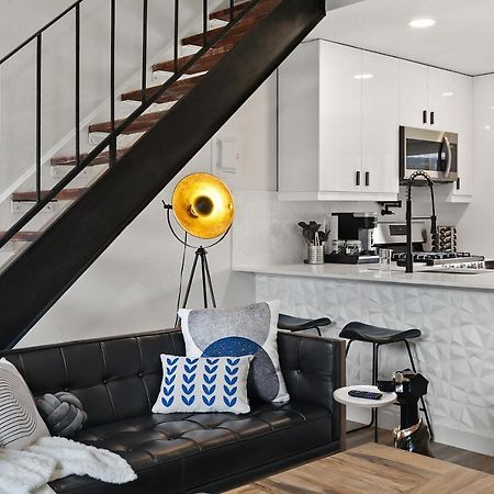 Contemporary Couples Getaway Near Austin Favorites - Loft 21 Apartment Exterior photo