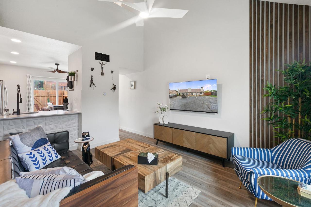 Contemporary Couples Getaway Near Austin Favorites - Loft 21 Apartment Exterior photo