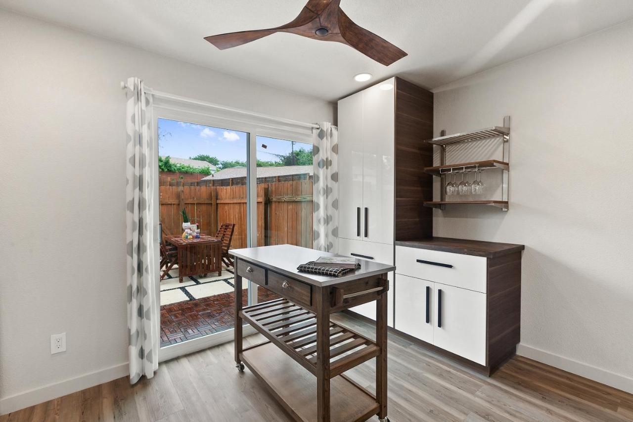 Contemporary Couples Getaway Near Austin Favorites - Loft 21 Apartment Exterior photo