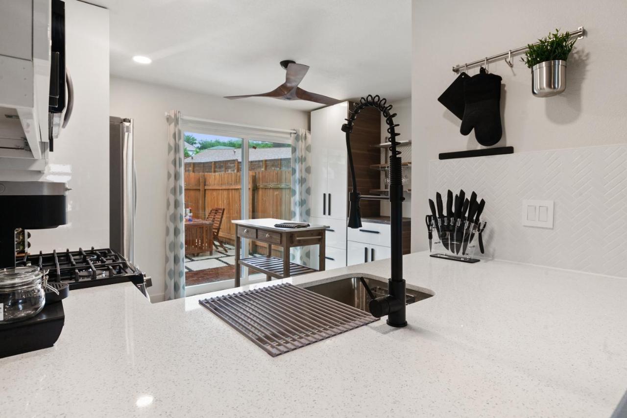 Contemporary Couples Getaway Near Austin Favorites - Loft 21 Apartment Exterior photo