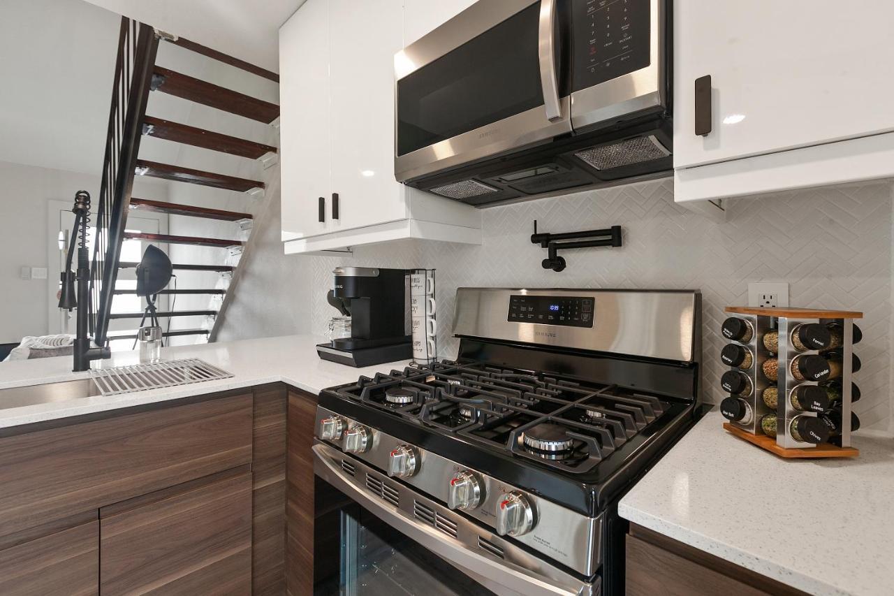 Contemporary Couples Getaway Near Austin Favorites - Loft 21 Apartment Exterior photo